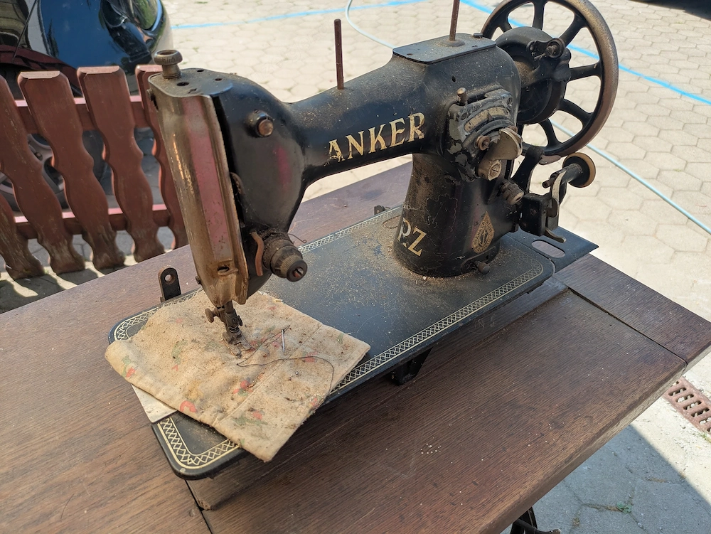 Alte Nähmaschine mit Tisch