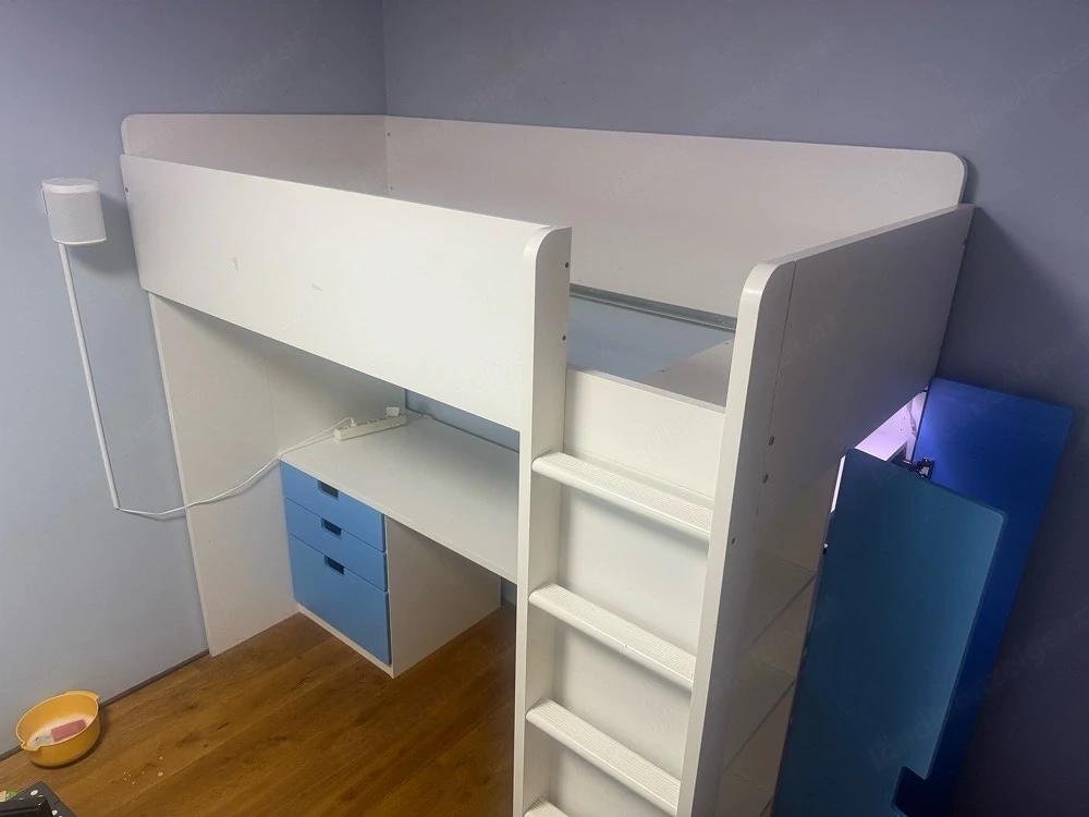 Hochbett mit Schreibtisch und Kleiderschrank