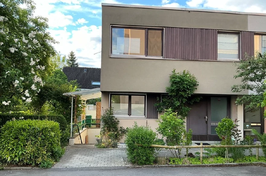 Geräumiges Eckreihenhaus mit Tiefgaragenplatz, Garten, Balkon, Vollunterkellert und Fahrradraum