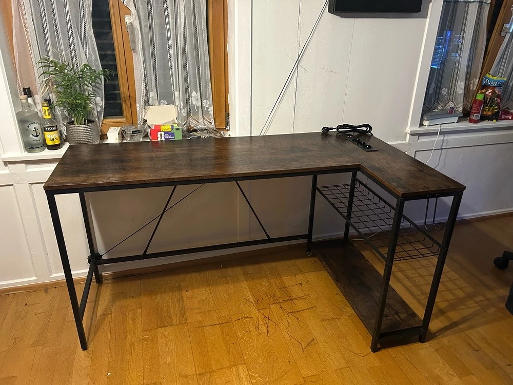 Schreibtisch mit PC Ablage