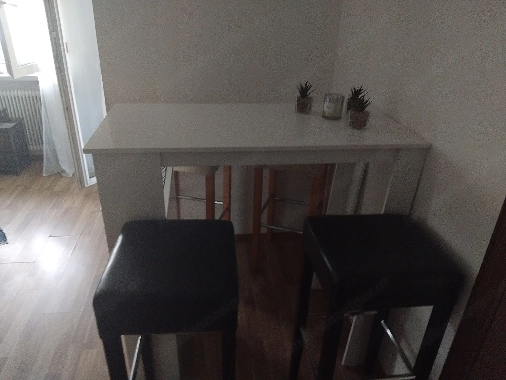 Bartisch mit fächern und 4 Barhocker