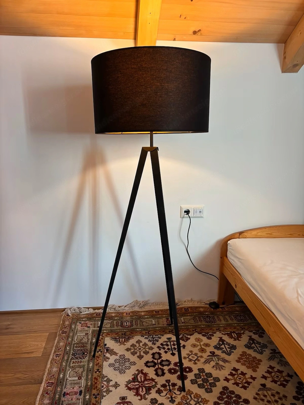 Stehleuchte Tago, Dreibein, Lampenschirm schwarz gold