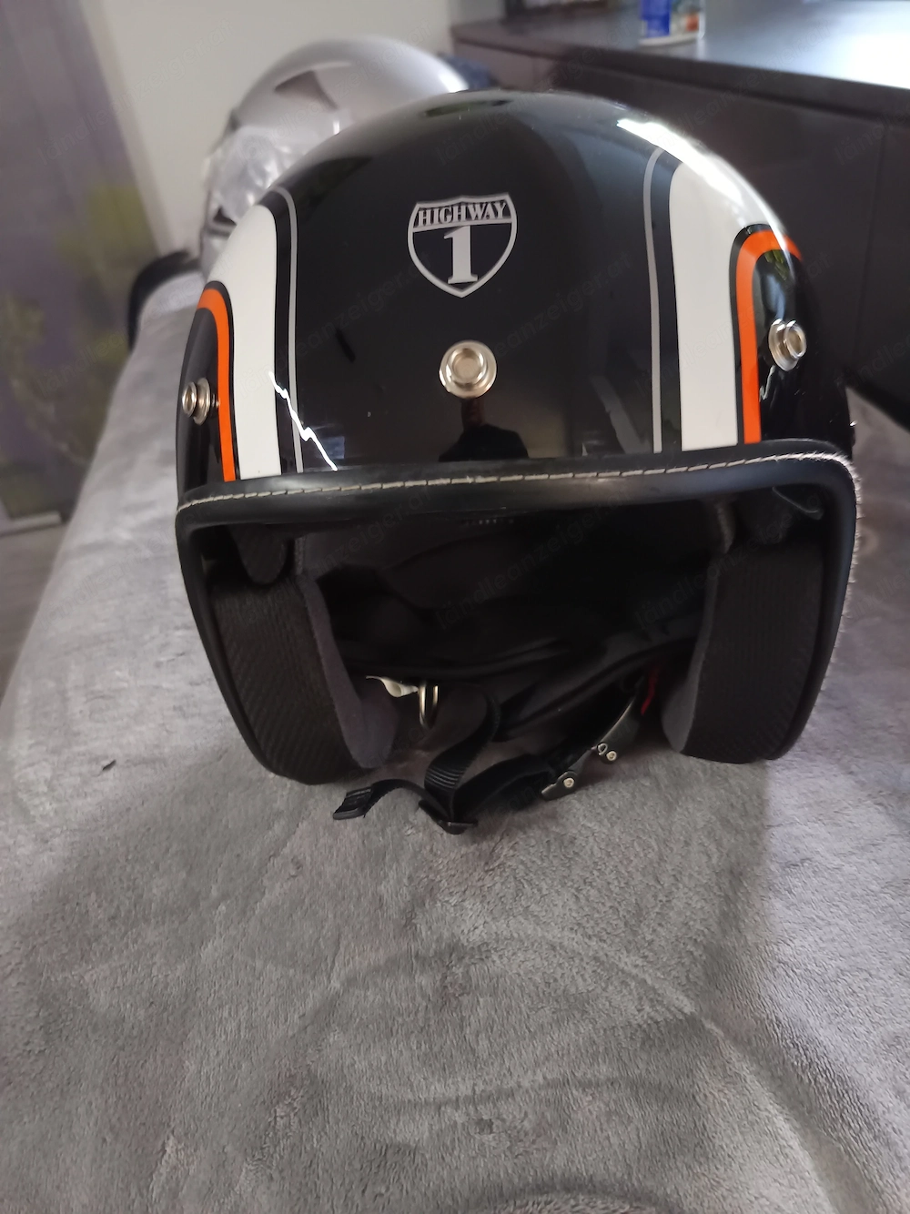 Helm ungetragen neu mit ganz leichten Lagerspuren 