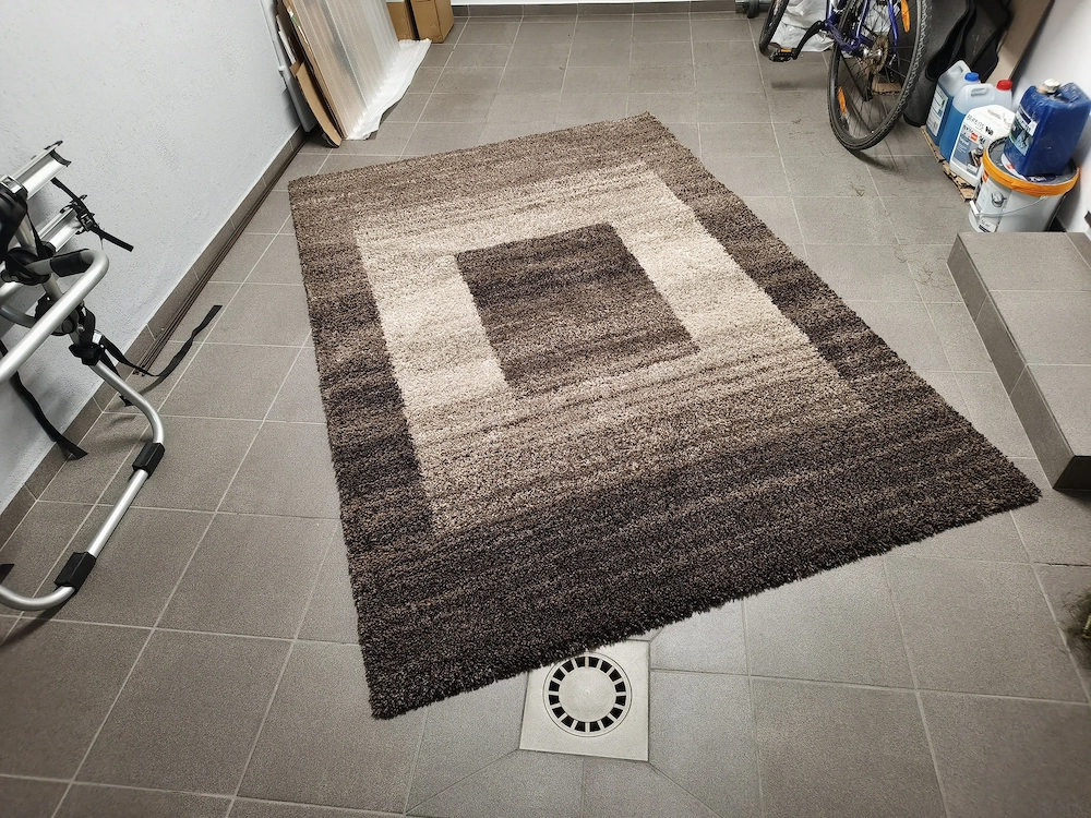 Neuwertiger Teppich 230x160 in Melange mit modernem Muster