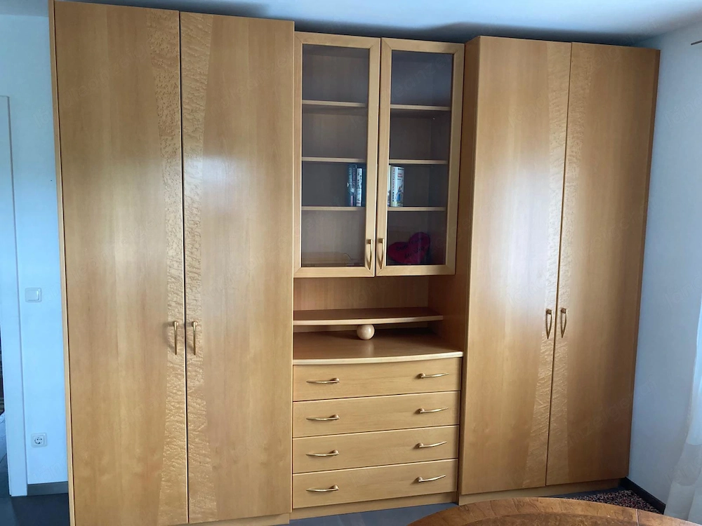 Kleiderschrank mit Vitrine und Laden, weiters eine Eckkommode und eine Beistellkommode, vom Tischler