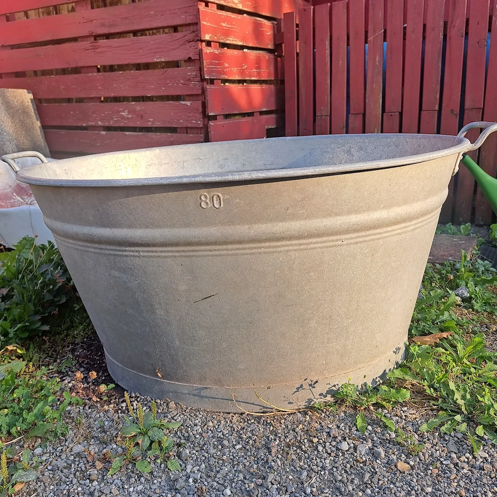 Alte Zinkwanne für Dekozwecke oder Wassergarten