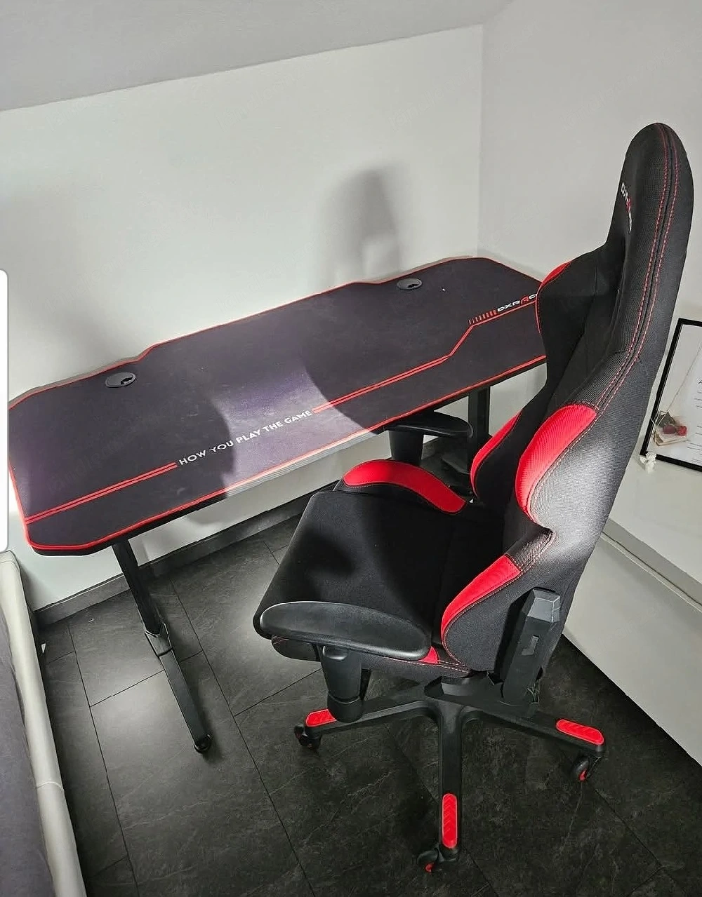 Gamingtisch mit Stuhl