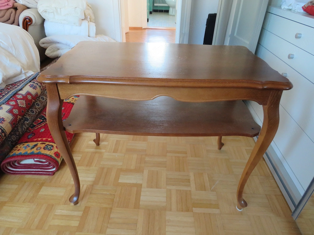 Massiver antiker Tisch