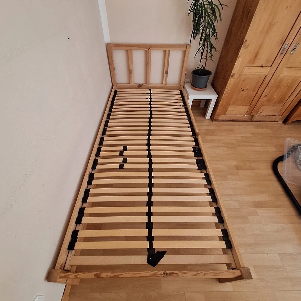 Bettgestell aus Holz 