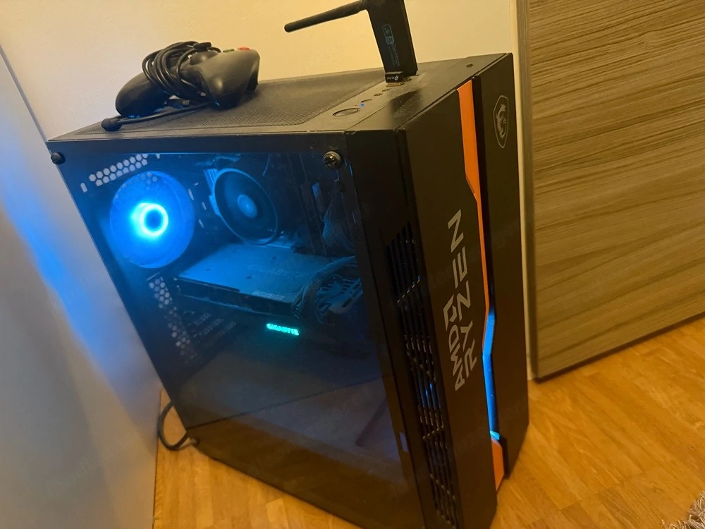 Gaming PC mit Monitor, Tastatur und Mouse