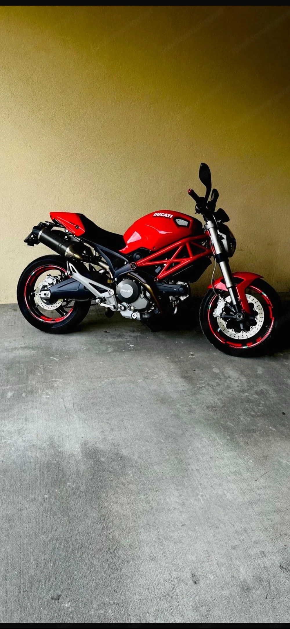 Ducati Monster 696