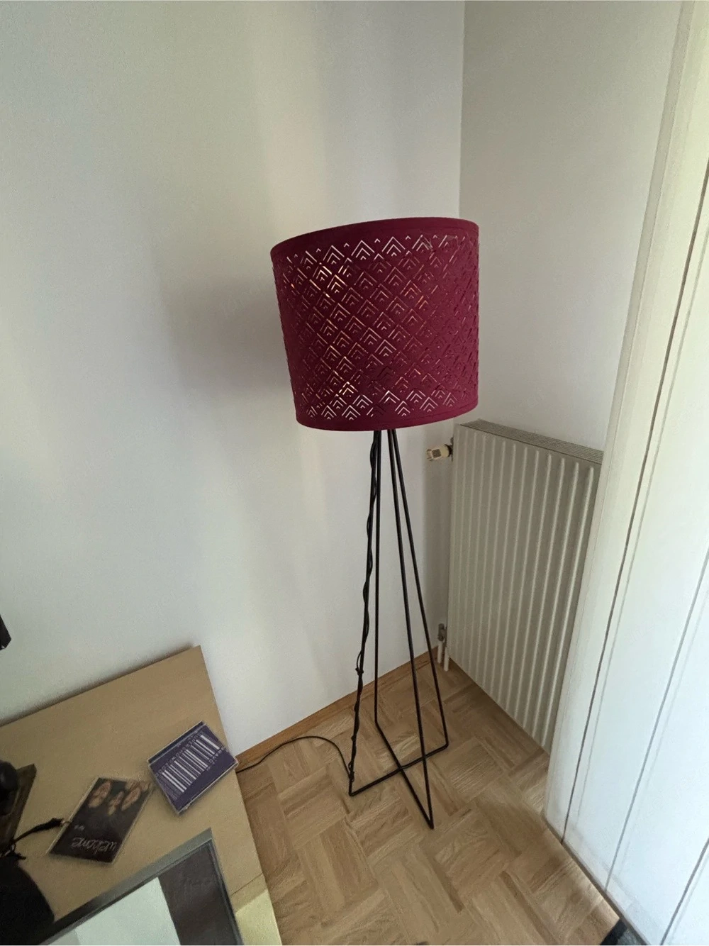 Moderne Stehlampe mit rotem Stoffschirm   dekorativ & funktional