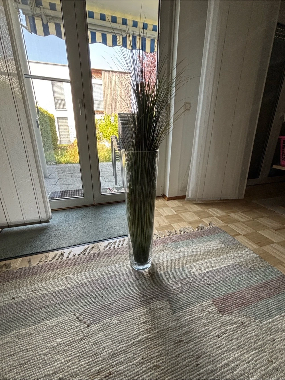 Dekorative Bodenvase mit Kunstgras   modernes Wohnaccessoire