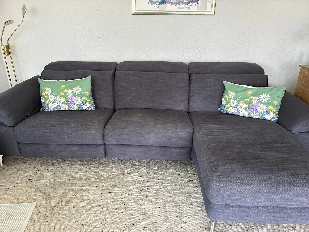 Stoff- Couch, eine Seite elektrisch ausfahrbar , mit USB Kabelanschluss 
