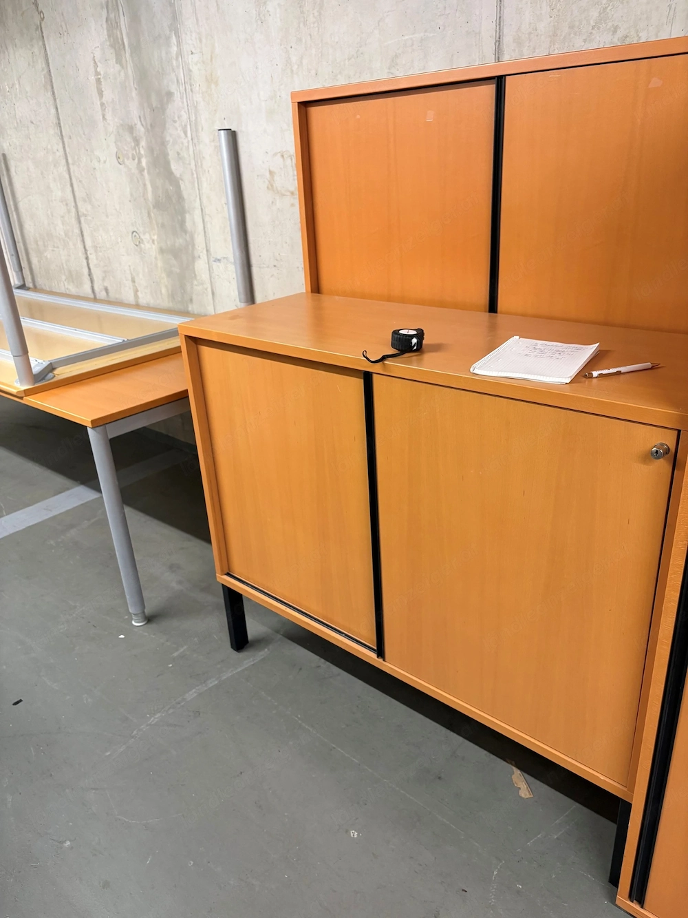 Büroschrank in roter Buche