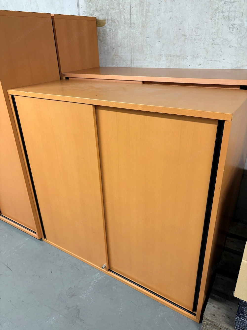 Büroschrank in roter Buche