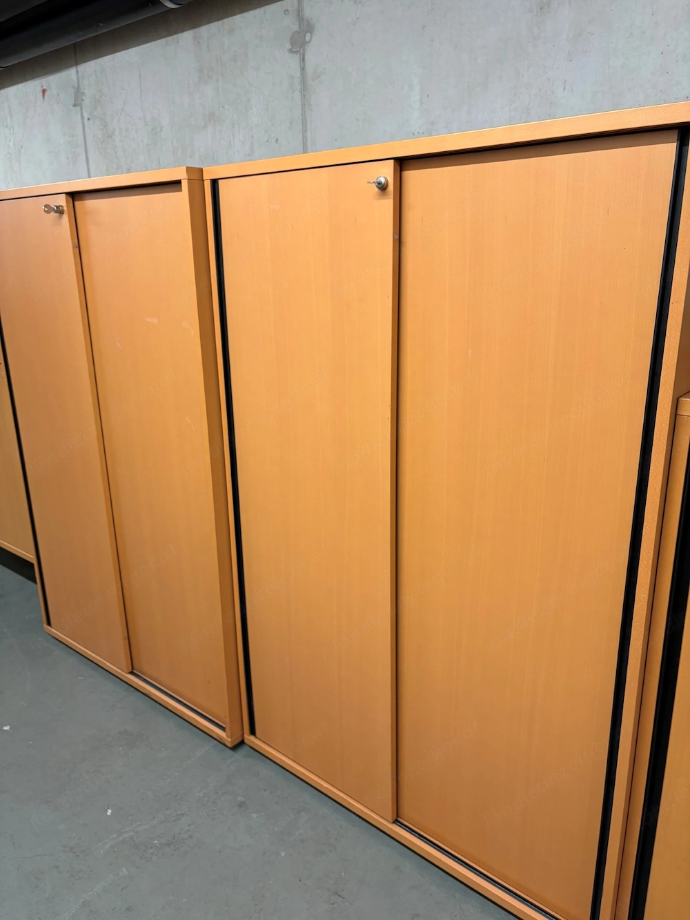 Büroschränke in roter Buche
