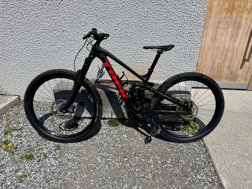 Trek Slash 7 Deore  XT 2022 - Größe M, 29" - Black Olive