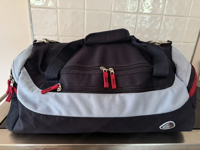 Sporttasche mit 2 Aussentaschen