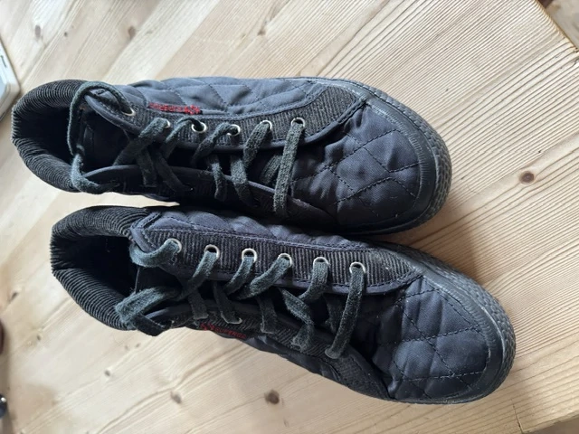 Sneakers der Marke Superga