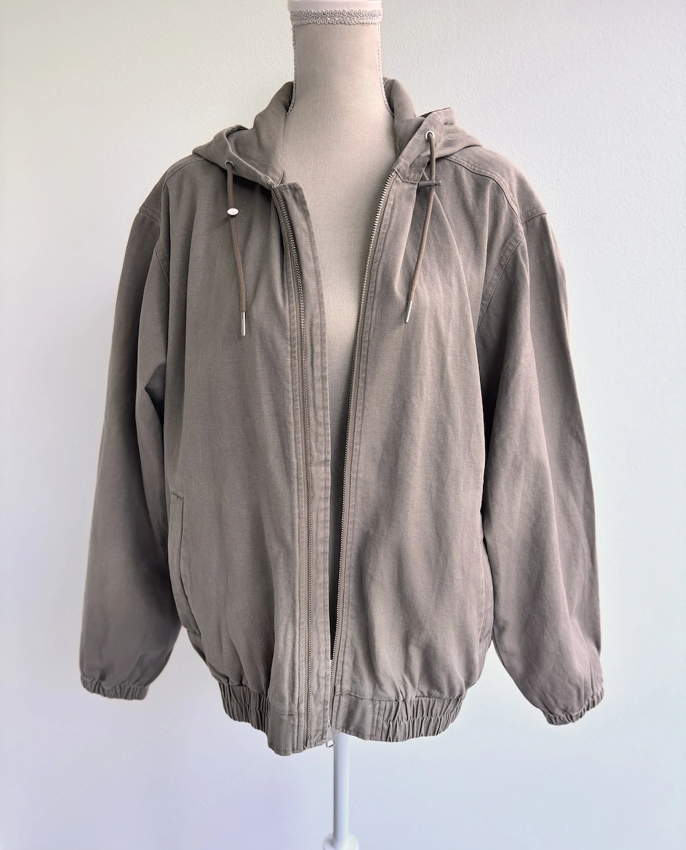 Herren Jacke mit Kapuze von Makia Hanf