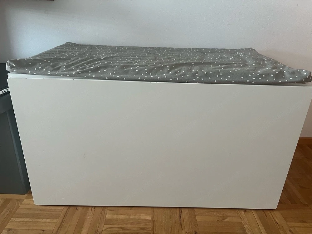  Bank mit Kasten