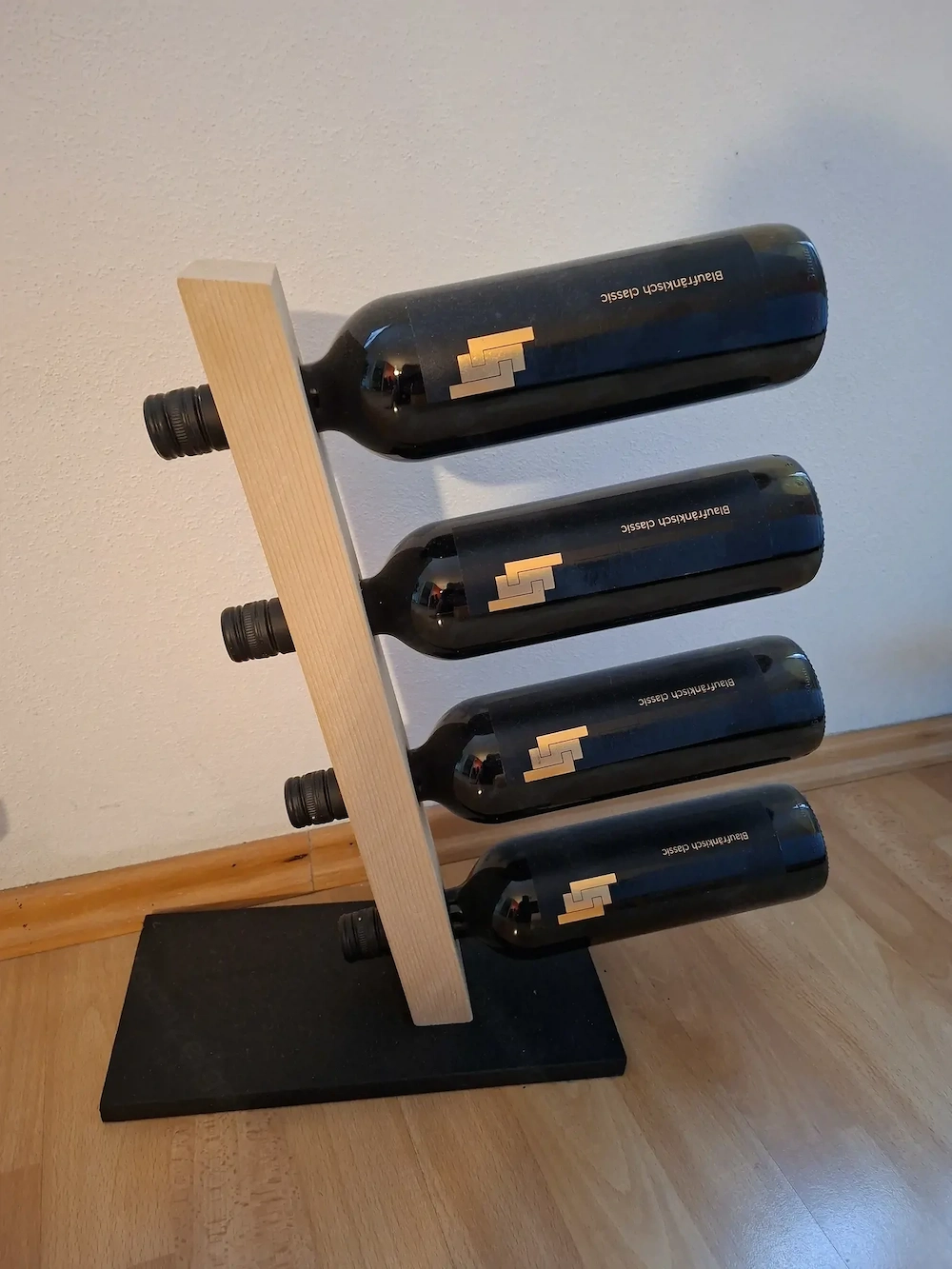 Stillvoller Weinständer für 4 Weinflaschen
