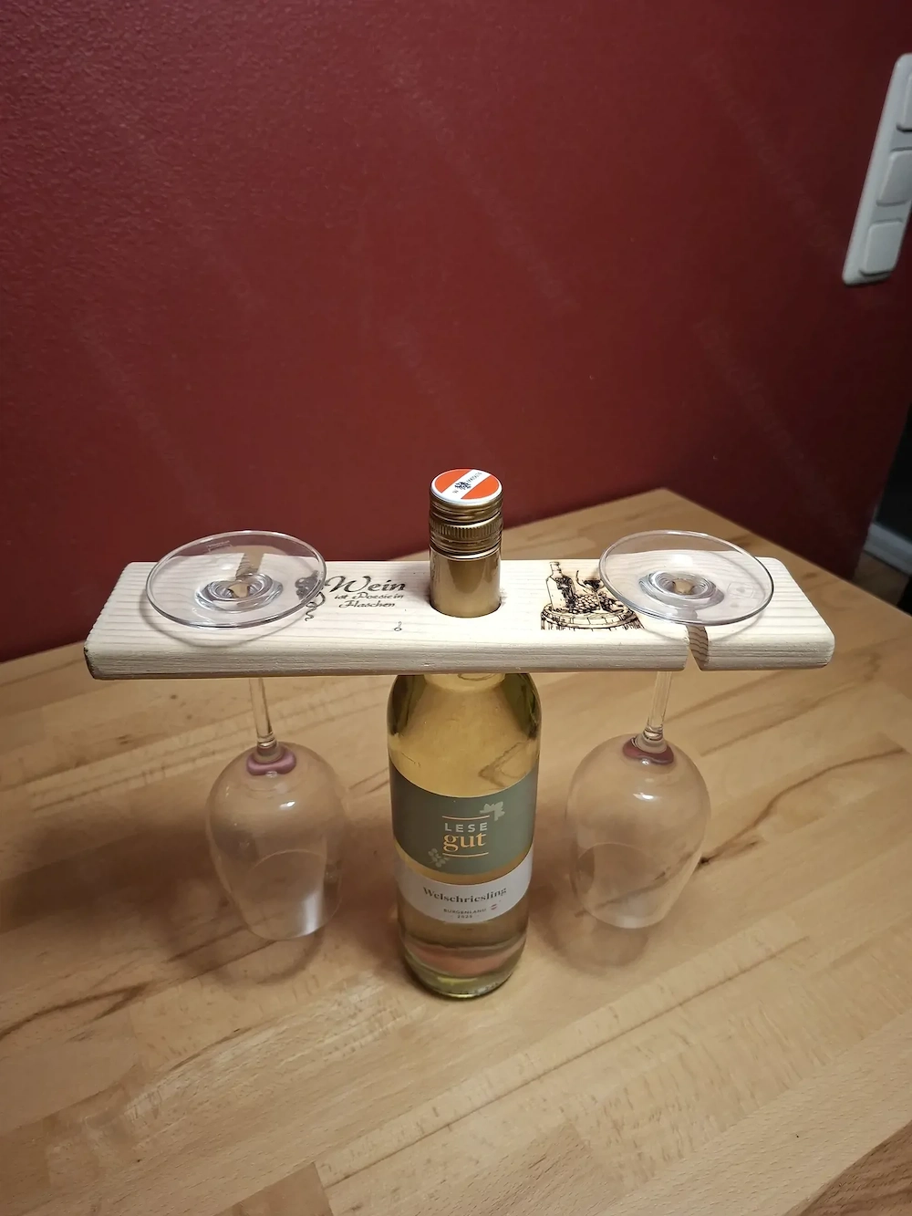 Eleganter Weinständer mit einer Flasche Weißwein und 2 Gläser inklusive