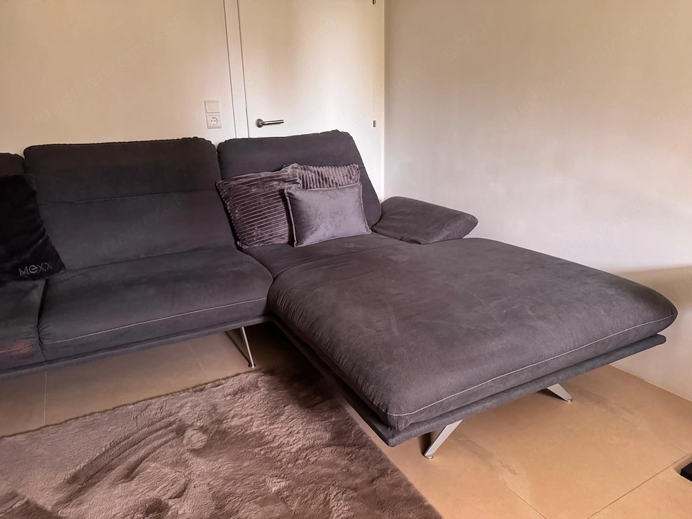 Sofa neuwertig mit Alcantara Stoff und verstellbaren Rückenlehnen