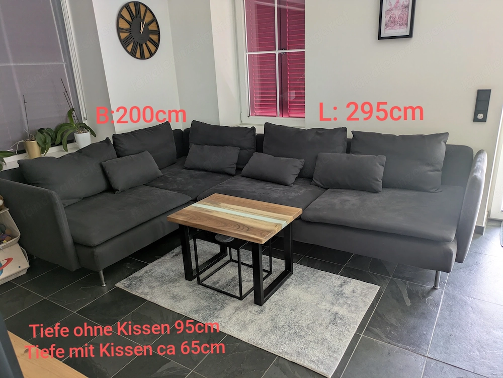 Ecksofa mit Kissen mit zusätzlichem Hocker