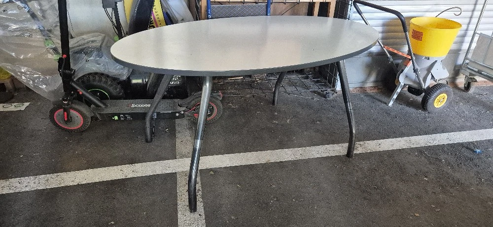 Massiver Tisch