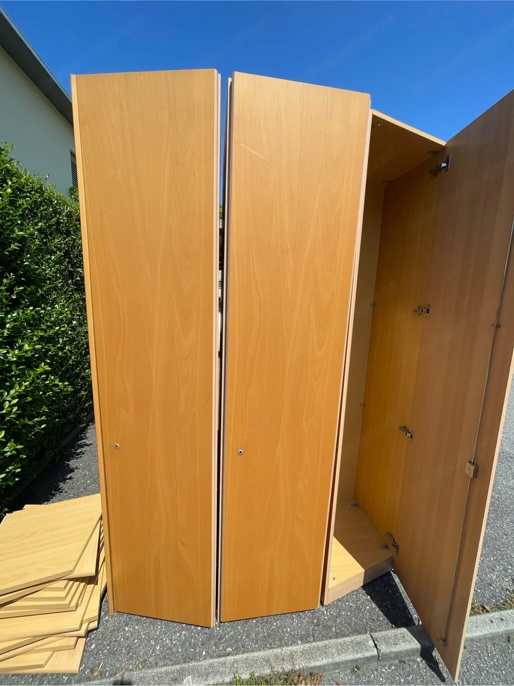 Großer abschließbarer Holzschrank mit 15 Fächern  zu verschenken