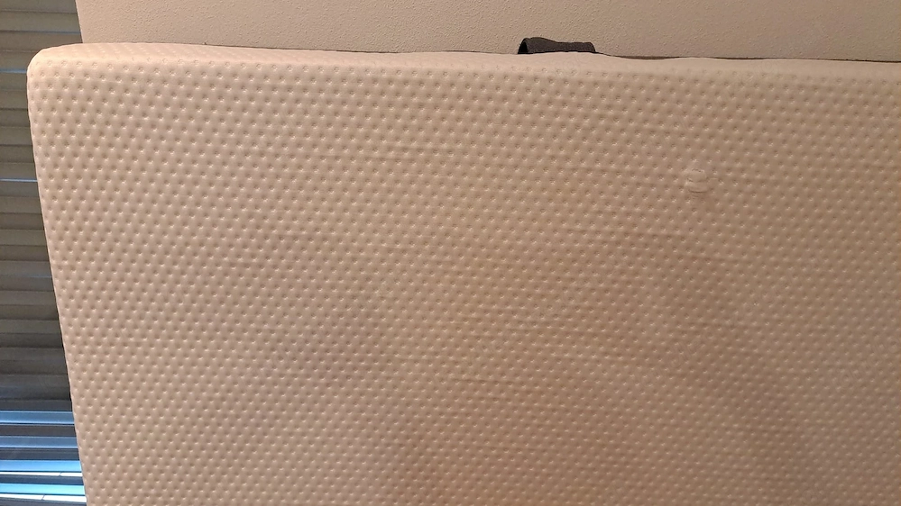 GRATIS: Matratze 140 x 200 x 35 cm mitsamt zwei grauen Leintüchern