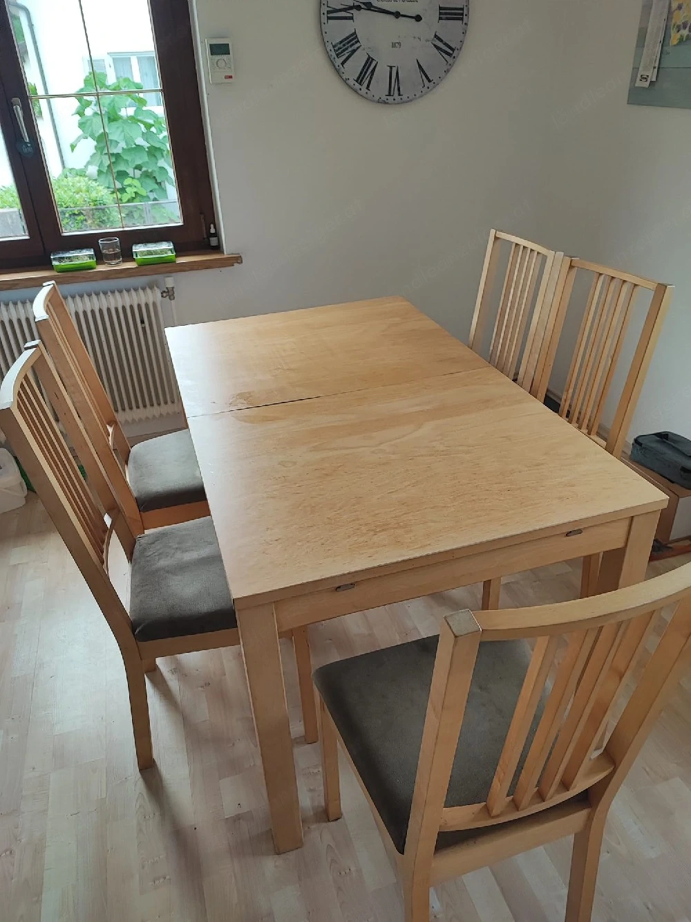 Ausziehbarer Tisch mit Sühlen