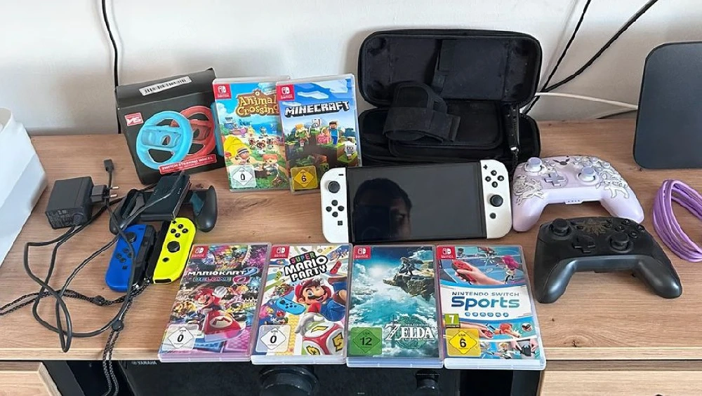 Nintendo Switch OLED Modell mit 2Pro ControllersSpielen & Zubehör