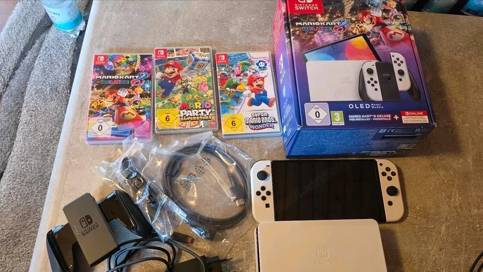 Nintendo Switch OLED mit drei Mario Spielen und Zubehör