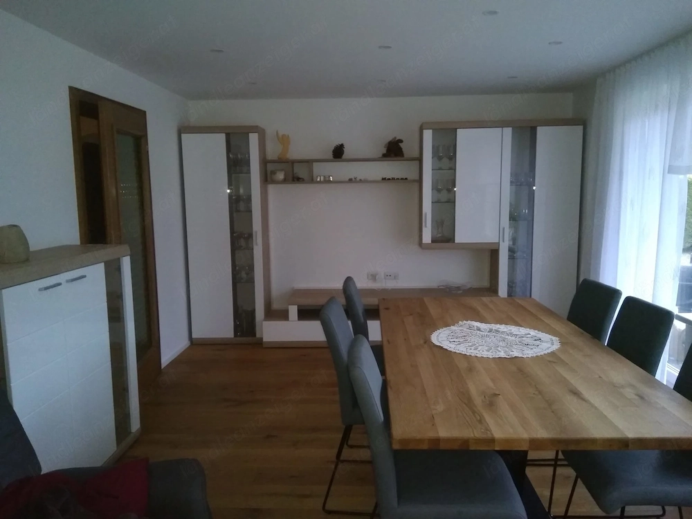 Holztisch mit Stühlen 