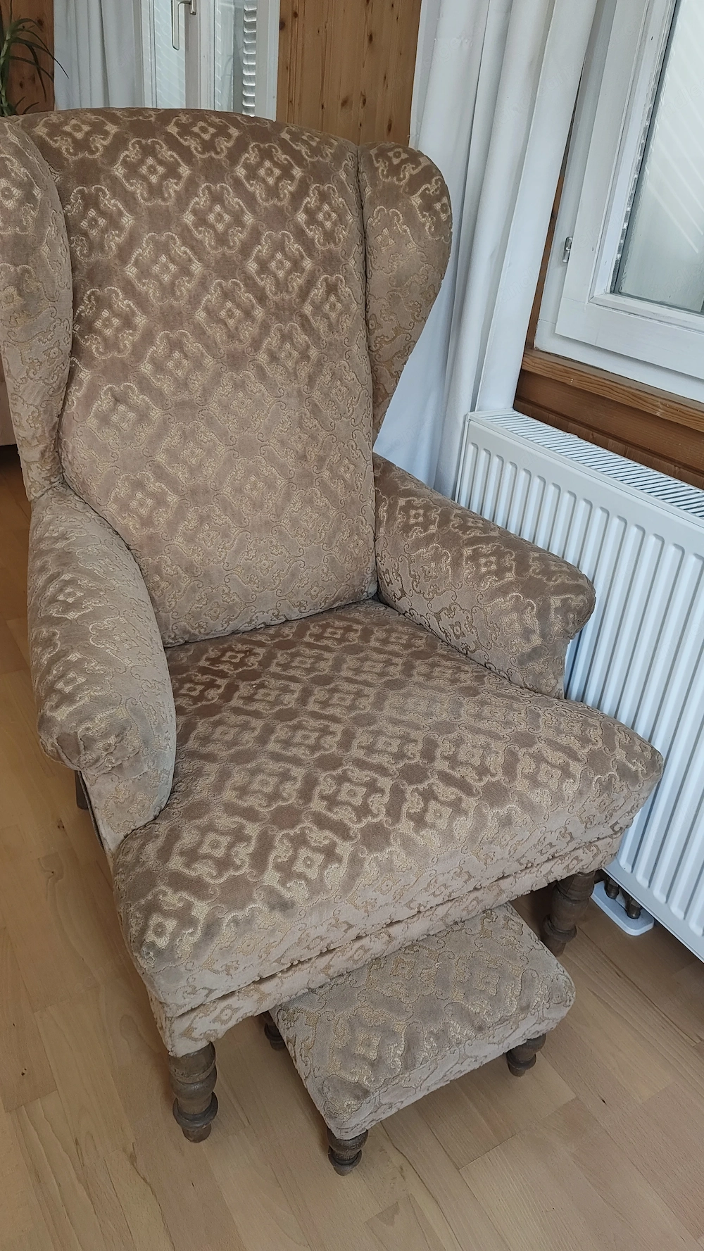 Ohrensessel mit Schemel