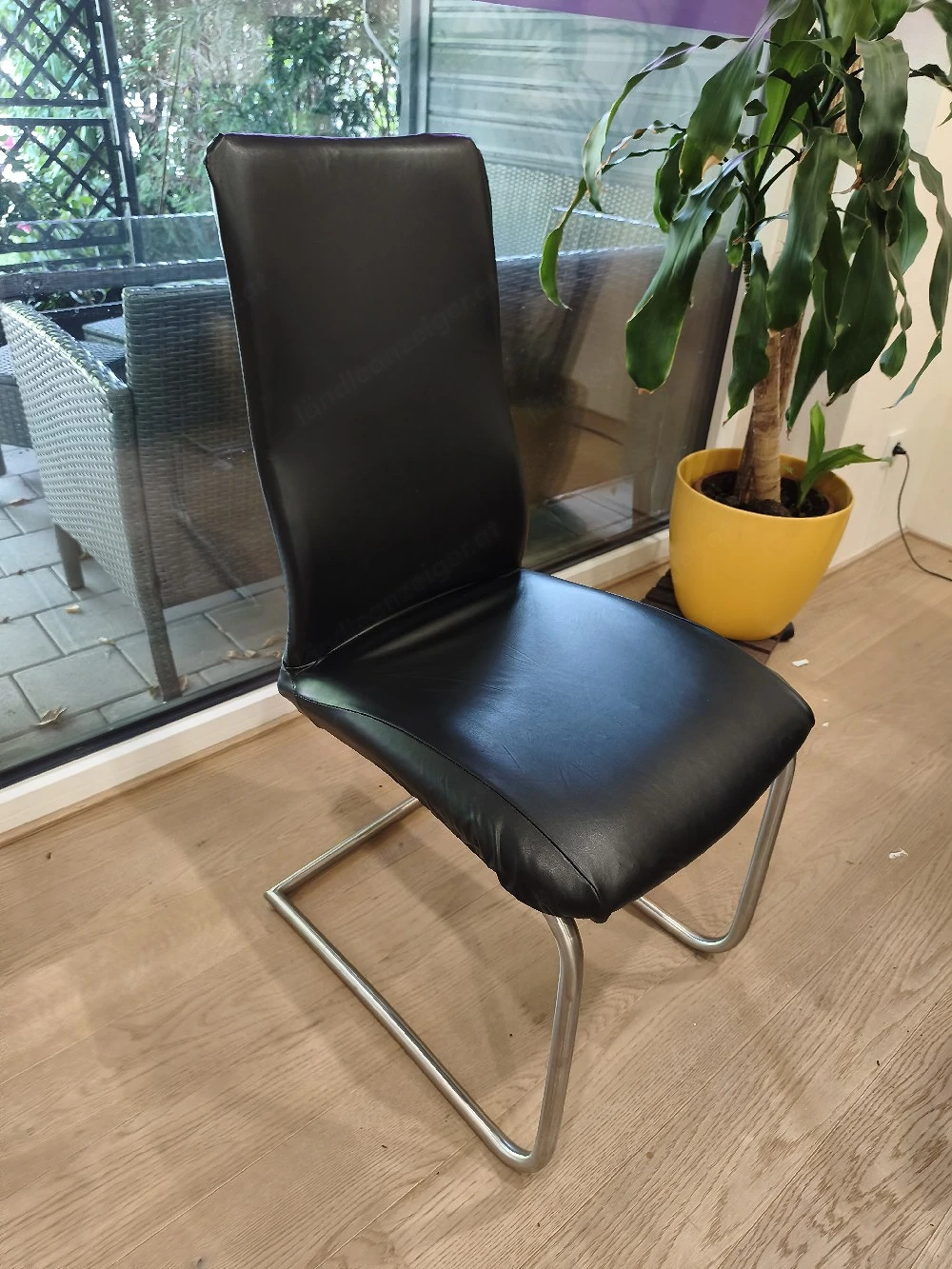Stühle mit schwarzem Kunstleder 