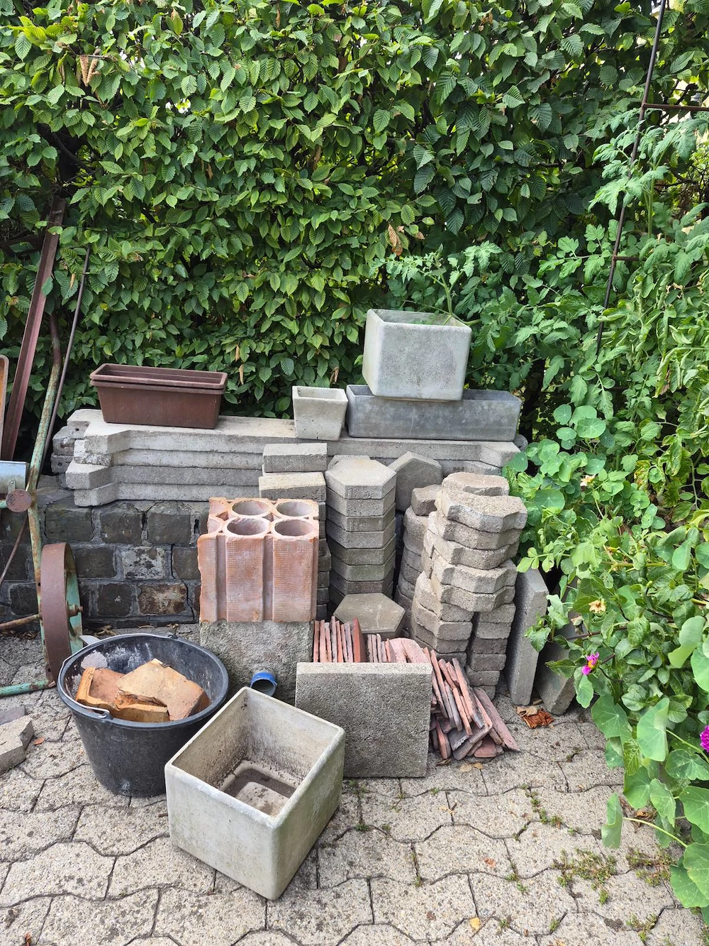 Verschiedene Steinplatten und Pflastersteine gratis abzugeben
