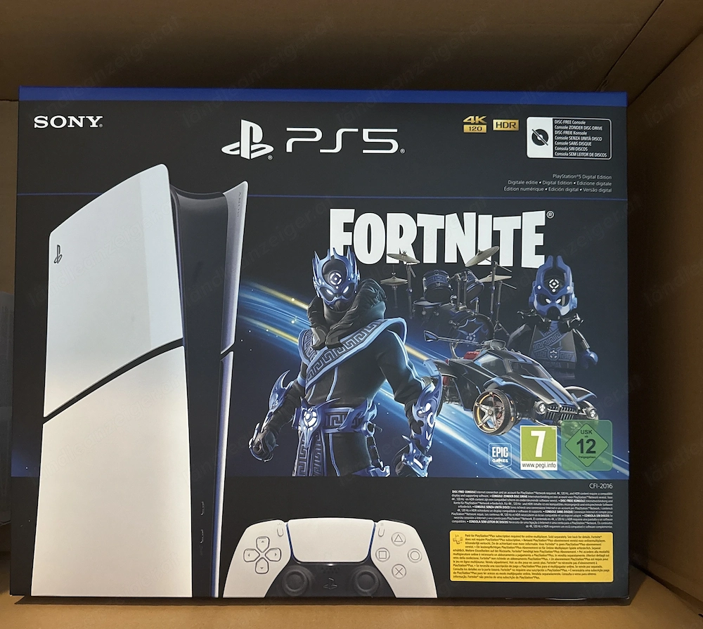 Sony PlayStation 5 Slim Digital Edition inkl. 2 Controller 1 TB im Fortnite Cobalt Star Bundle.