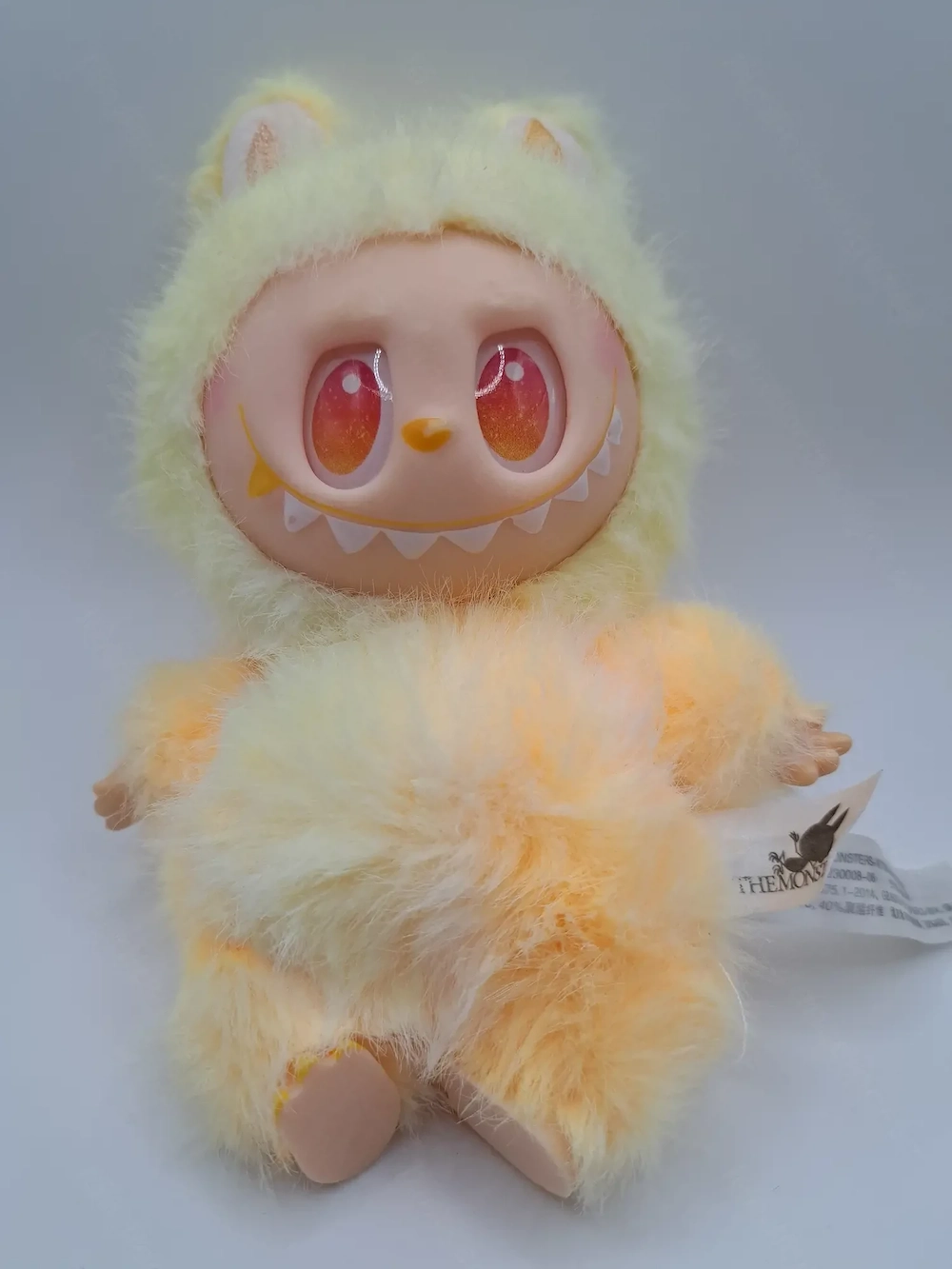 POP MART THE MONSTERS Labubu Moko Plüsch Anhänger - Gelb Orange, Vinyl Face Sammlerstück