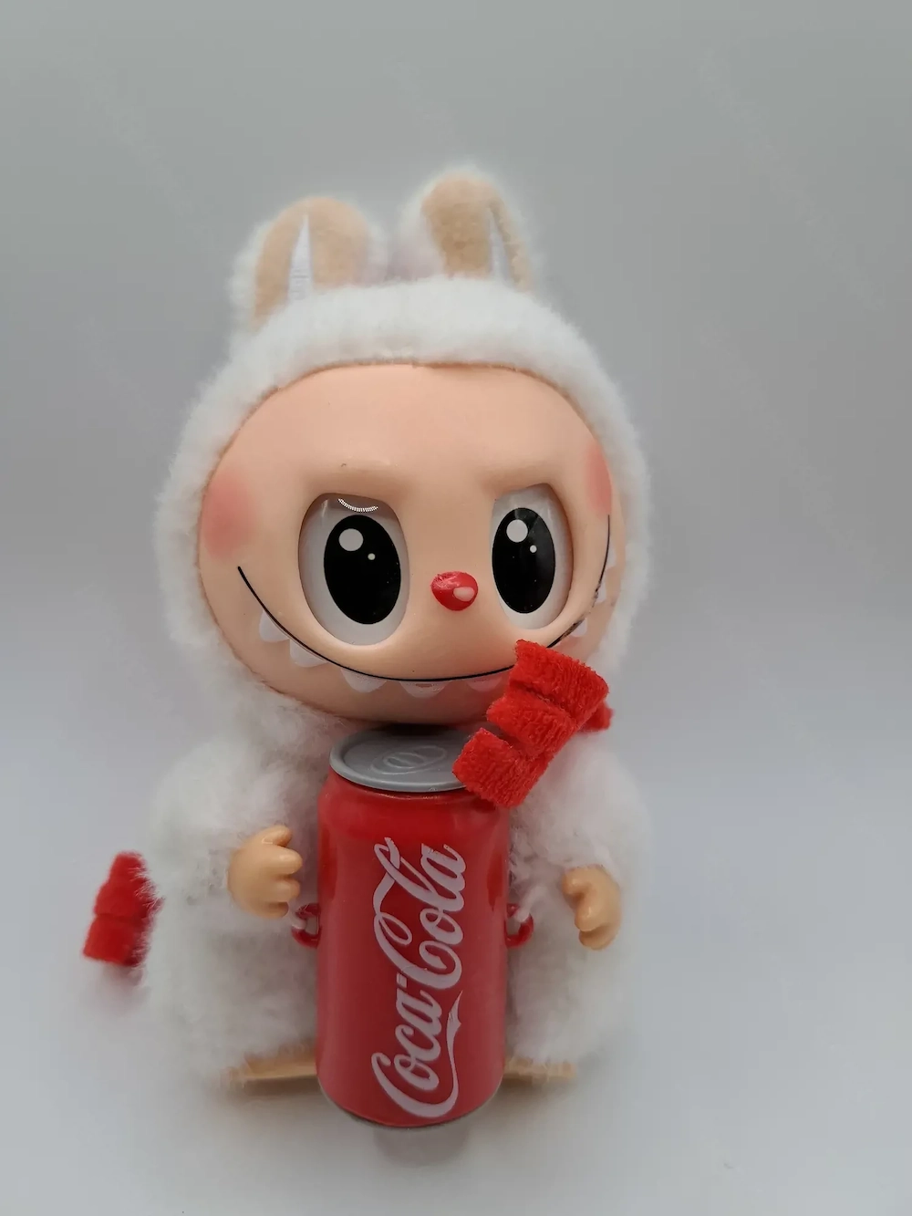 OP MART THE MONSTERS x Coca-Cola Figur - Labubu im Hasenkostüm, Sammlerstück