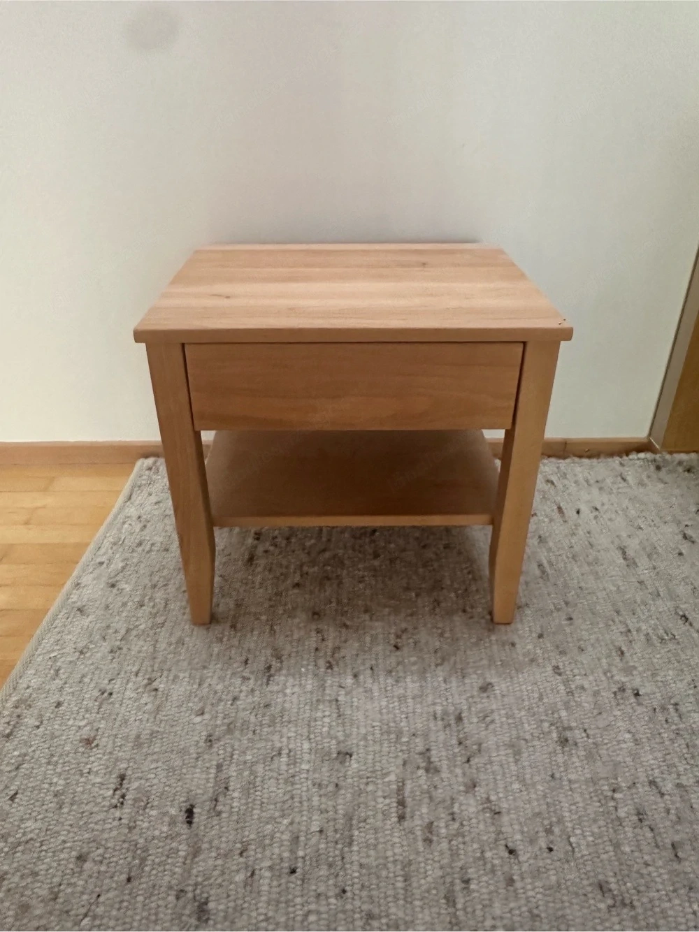 Nachttischkästchen