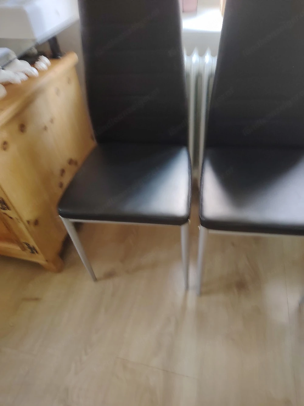 2 schwarze Stühle
