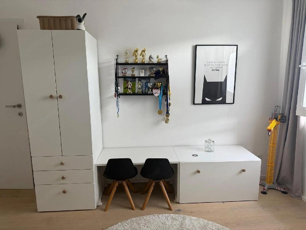 Kleiderschrank mit Schreibtisch, Stühle und Kommode in weiß 
