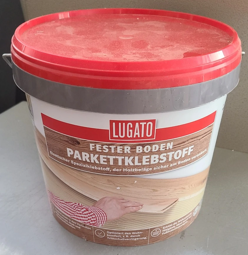 Parkettkleber, Parkettbrettchen und Sockelleiste 