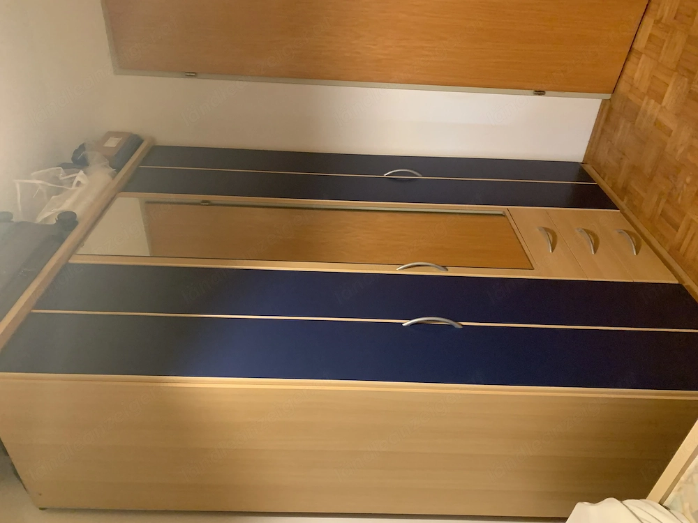 Kleiner 3 türiger Kleiderschrank.