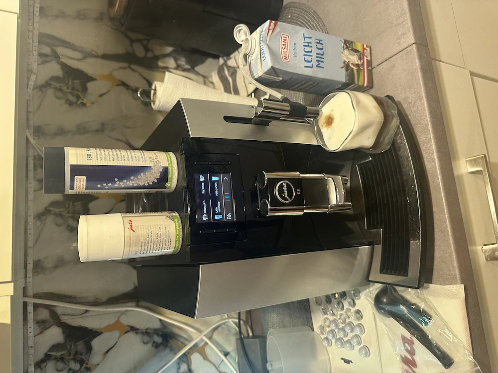JURA E8 (EB) Kaffeevollautomat (schwarz lackiert, Professional Aroma Grinder, 15 bar, Milchschlauch)