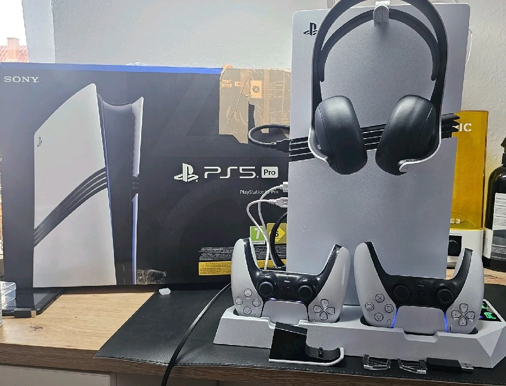 Sony PlayStation 5 Pro, 2TB, 2 Controller, Headset & Ständer - Top Zustand!